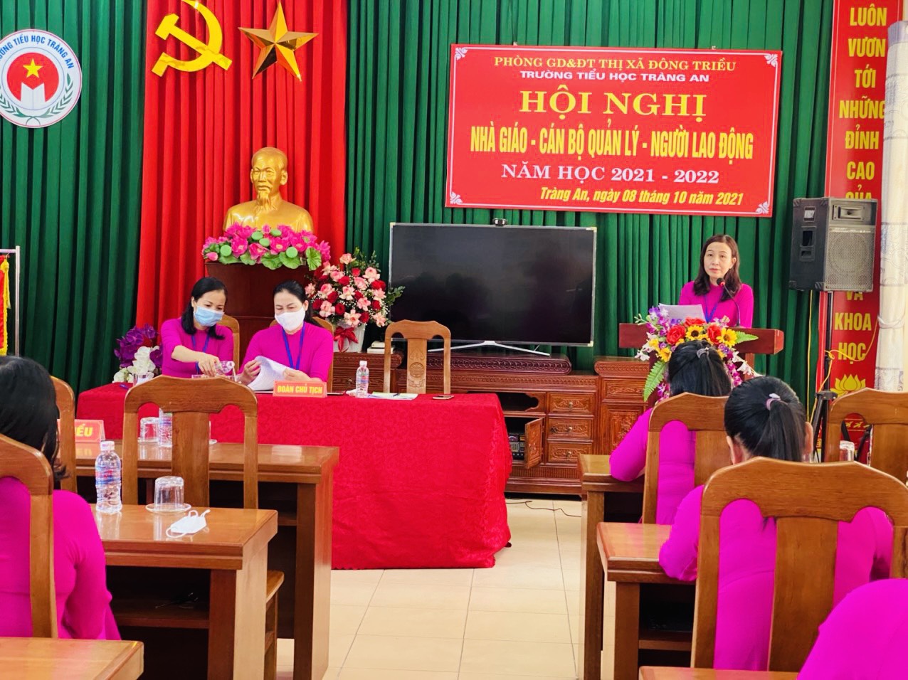 Đồng chí Nguyễn Thị Điệp – Bí thư chi bộ, Hiệu trưởng nhà trường báo cáo kết quả thực hiện Nghị quyết năm học 2020-2021 và triển khai kế hoạch thực hiện năm học 2021 – 2022