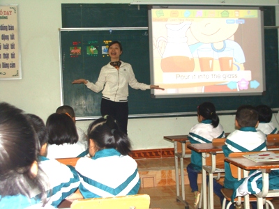 Cô Nguyễn Thị Hường trong giờ dạy Tiếng Anh Phonics